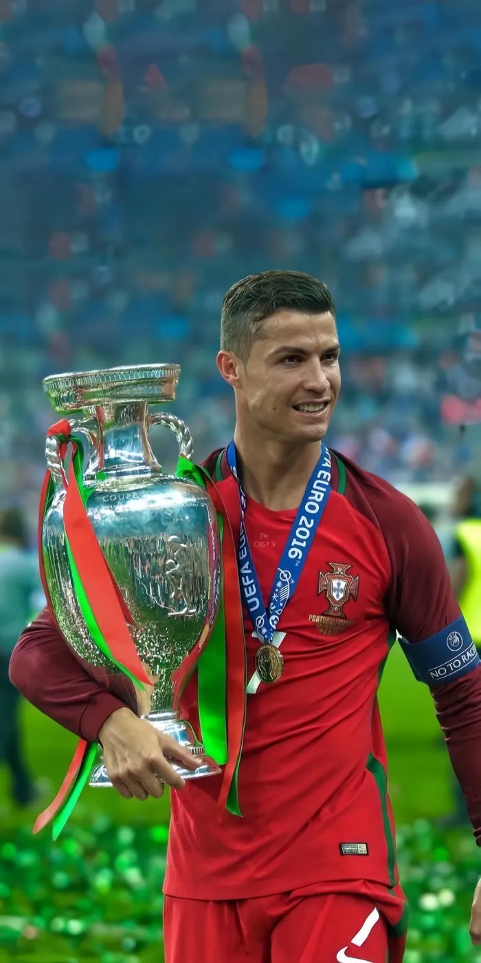 hình nền cr7 4k cầm cup
